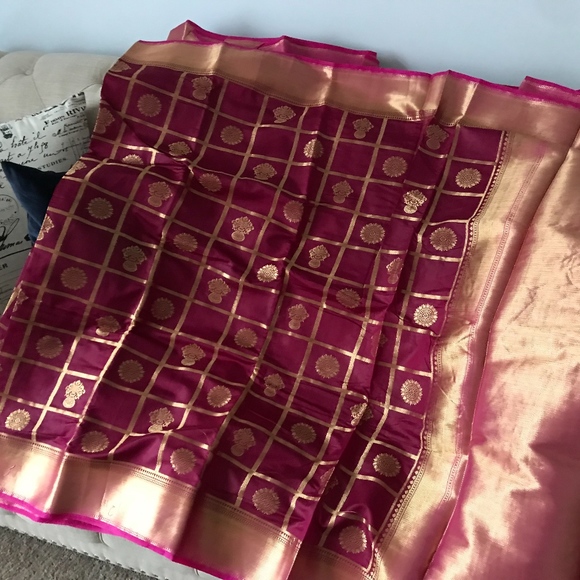 Handloom Silk Saree in Burgundy - Picture 2 of 4